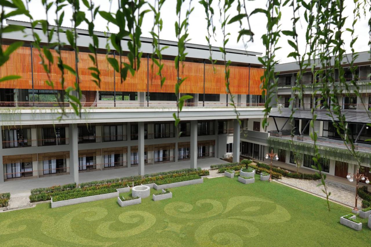 Fox Harris Hotel & Convention Banjarnegara Exterior photo